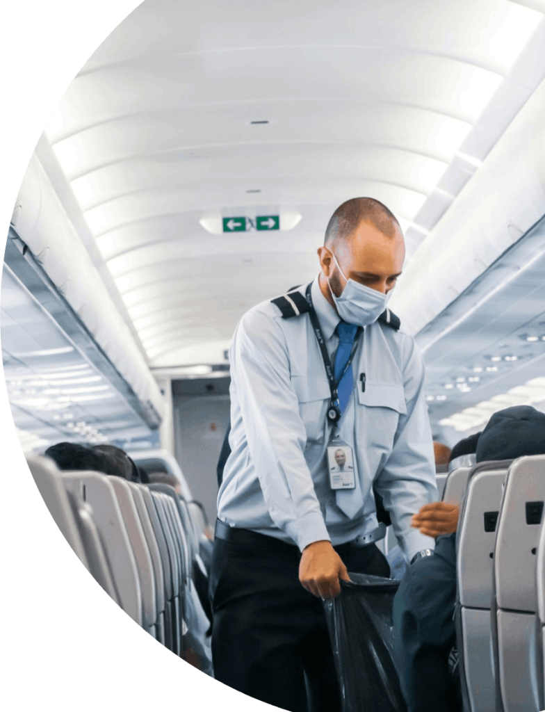 Mann im blauen Hemd steht im Flugzeug