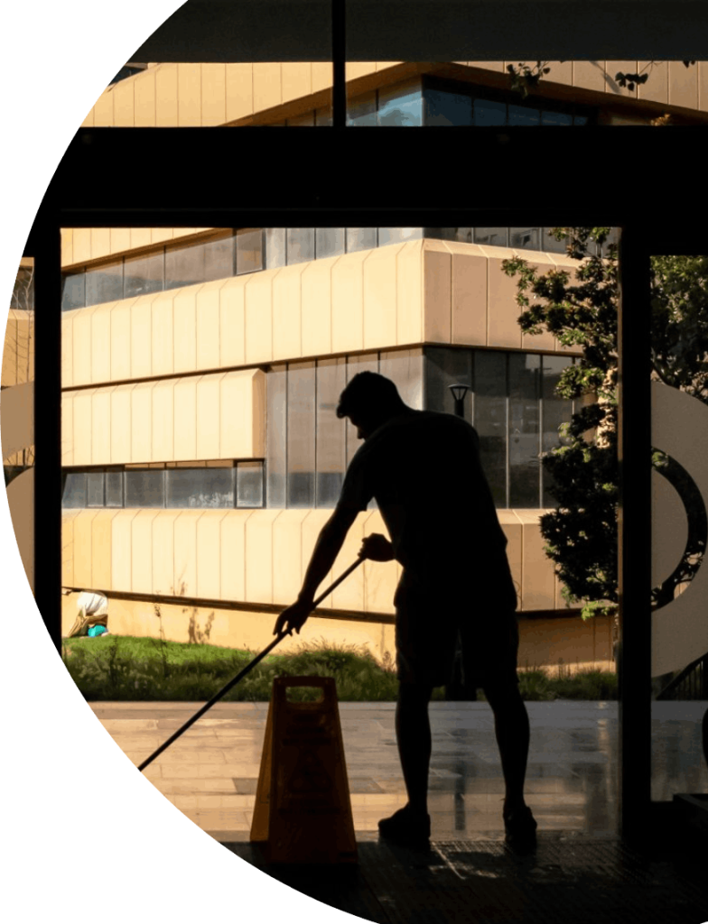 Silhouette eines Mannes, der tagsüber in der Nähe eines Glasfensters steht