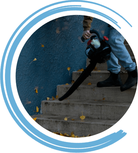 Mann in schwarzer Jacke und Hose steht auf der Treppe
